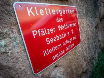 Klettergartenschild (© Pfälzerwald-Verein e.V. Ortsgruppe Seebach)