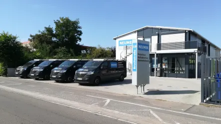 Fuhrpark mit Firmengebäude