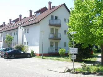 Hausansicht  mit Zufahrtsbereich