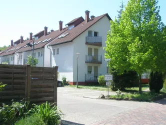 Hausansicht mit Zufahrtsbereich