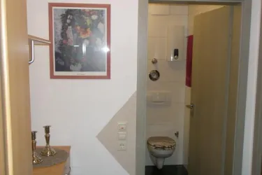 Flur mit Blick ins Badezimmer