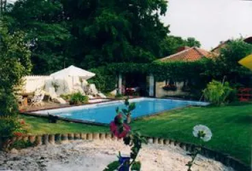 Aussenansicht Ferienhaus, Terrasse und P