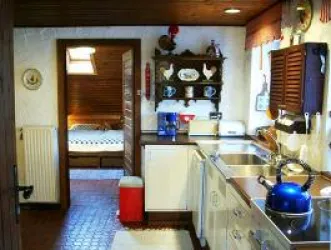 Blick in Küche und Schlafzimmer