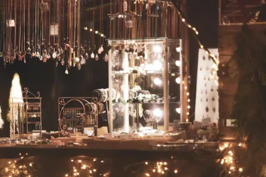 Zauberhafte Marktstände präsentieren ihre Waren.