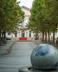 Über den Schlossplatz erreicht man das Kurhaus