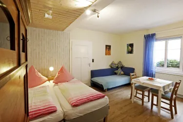 Wohn-Schlafraum mit Blick Richtung Esstisch (© Stadt Bad Dürkheim)