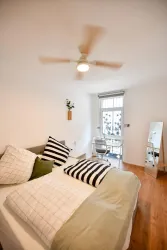 Schlafzimmer mit kleinem Arbeitsplatz