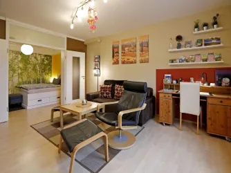 Wohnzimmer mit Blick zum Schlafbereich (© Stadt Bad Dürkheim)