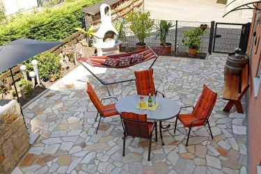 Terrasse mit Sitzecke und Grill neu