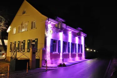 Hotel bei Nacht