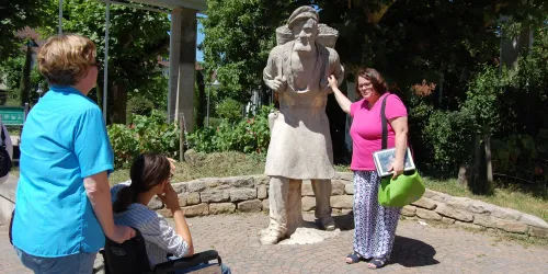 Gästeführerin mit Winzerskulptur (© Stadt Bad Dürkheim)