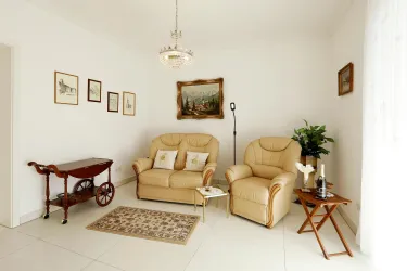 Sitzecke im Wohnzimmer (© Stadt Bad Dürkheim)