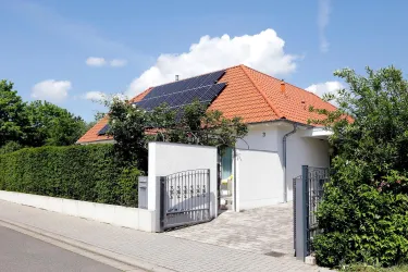 Eingang und Einfahrt Garage (© Stadt Bad Dürkheim)