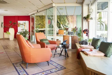 H19_DÜW_Eingangsbereich-ohne-Personen (4)-min