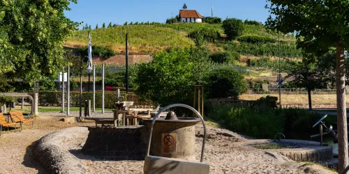 Wasserspielplatz mit Kapelle