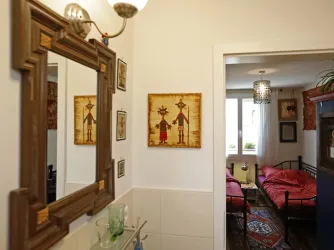 Flur und Blick ins Schlafzimmer
