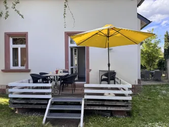 Terrasse 1 und Terrasse 2 (hinter dem Haus)