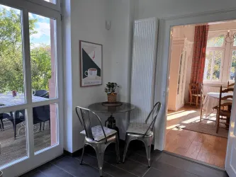 Blick in Esszimmer und zur Terrasse