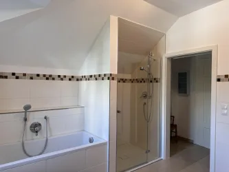 Dusche und Badewanne