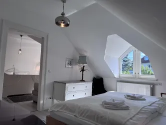 Schlafzimmer 1 mit Blick in Schlafzimmer 2
