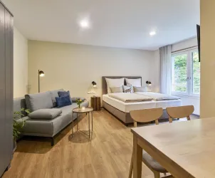 Standardstudio_Blick auf Doppelbett u. Couch_Beisp