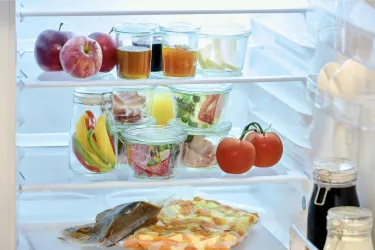 Beispiel gefüllter Kühlschrank auf dem Zimmer