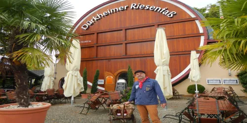 Gästeführer vor Riesenfass (© Stadt Bad Dürkheim)
