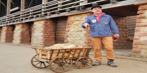 Gästeführer mit Bollerwagen vor Gradierbau (© Stadt Bad Dürkheim)