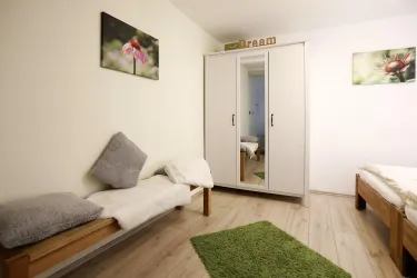 Schlafzimmer mit Schrank und Bank neu