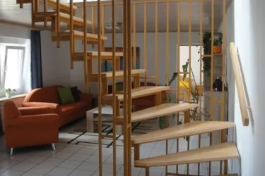 Wohnraum mit Treppenaufgang