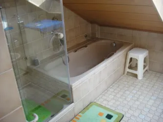 Bad mit Badewanne und Dusche