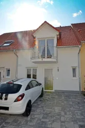 Außenansicht mit Stellplatz