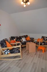 Sitzgruppe im Zimmer im Dachgeschoß mit Schlafcouc