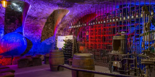 Historischer Gewölbekeller beleuchtet