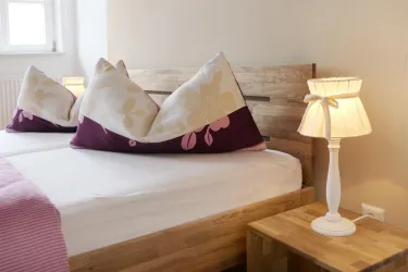 Schlafzimmer Detail (© Ferienwohnungen PfalzGlück, Mertz)