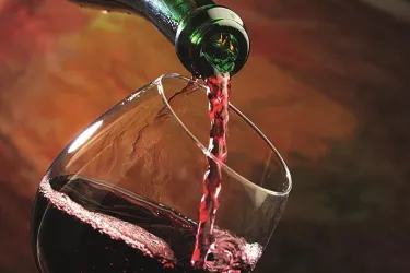 6_TAFEL__Wein-ins-Glas (© Rolf Metzger, Werbeagentur Pluskat GmbH)