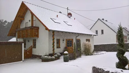 Außenansicht im Schnee (© Claudia Noll)