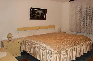 Großes Schlafzimmer