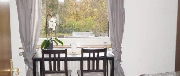 Blick durchs Fenster (© Foto: Robin Bühler)
