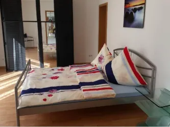 Schlafzimmer 1-1