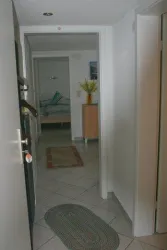 Flur mit Blick in die Wohnung EG