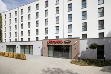 Eingang (© Hampton by Hilton Kaiserslautern)
