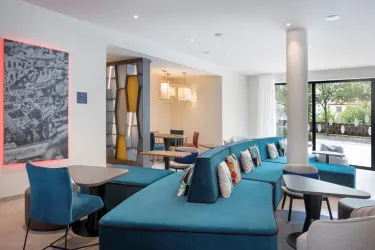 Lobby Lounge 2 (© Hampton by Hilton Kaiserslautern)