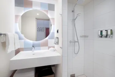Badezimmer (© Hampton by Hilton Kaiserslautern)
