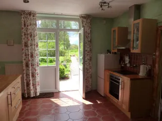 Küche mit Blick in den Garten