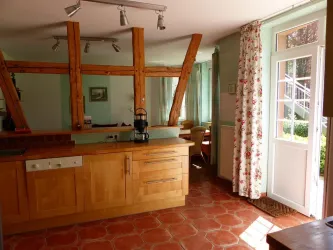 Küche mit Blick in den Wohnbereich