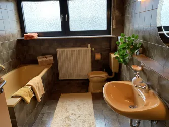 Bad mit Badewanne (© Sadighi)