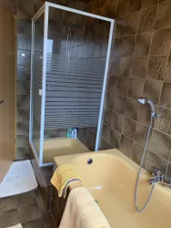 Bad mit Dusche (© Sadighi)