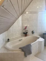 Badewannei m Badezimmer (© C.J.)