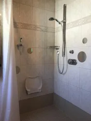 Dusche im Badezimmer (© C.J.)